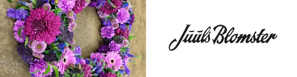 Blomsterkrans i nuancer af lilla og violet med forskellige blomster som dahliaer og asters. Til højre står teksten "Juuls Blomster" i en elegant skrifttype.